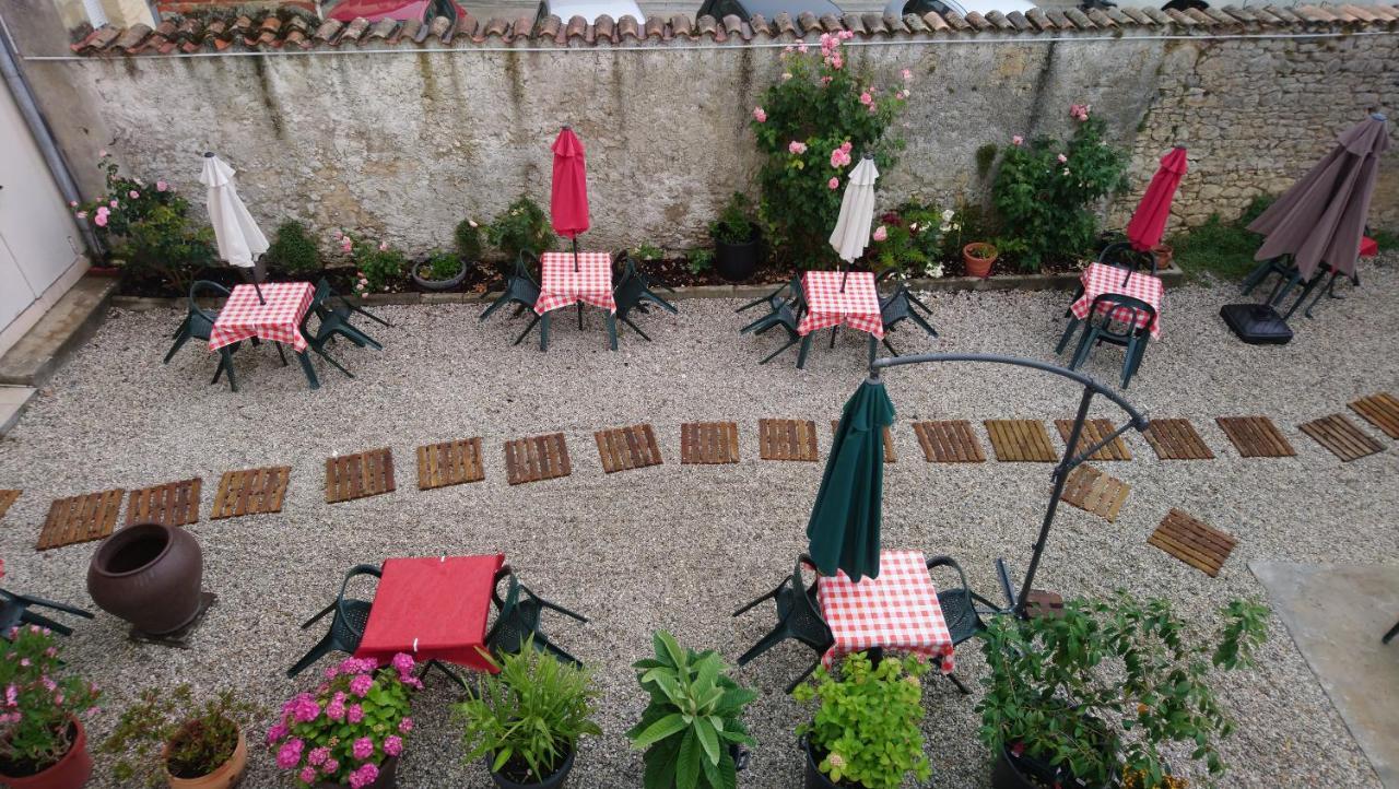 Cafe De Paris Hotel Lesparre-Médoc Exterior foto